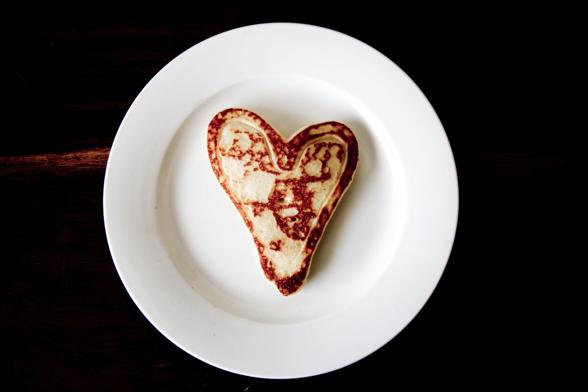 toast dessert heart plate pancake