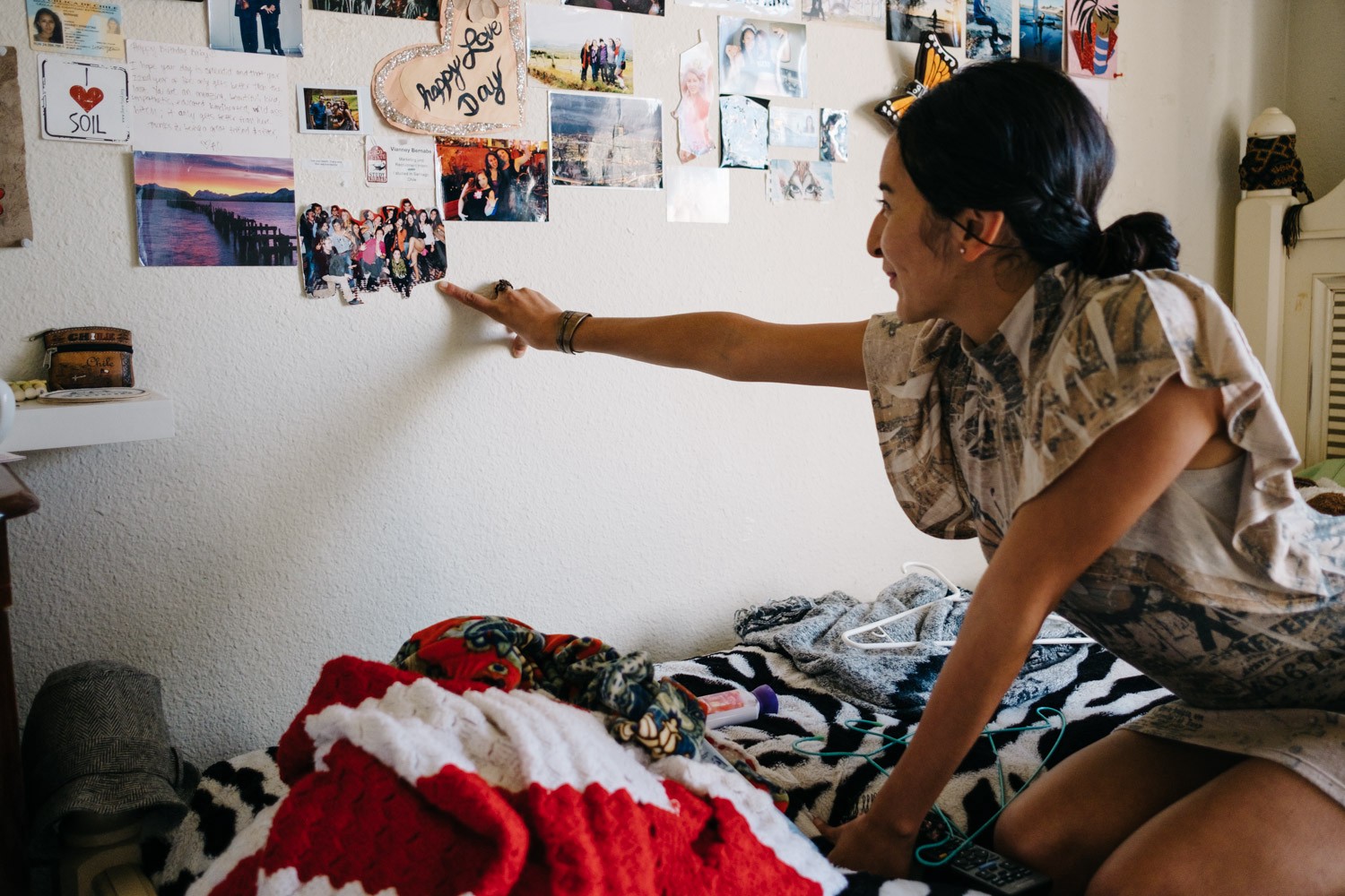 Éstos eran mis compañeros de cuarto en Chile. Si estás en esta pared, entonces has logrado formar parte de mi vida,” dice Bernabé. Ella es la hija del medio de cinco y vive con su padre, hermana y sobrina en Los Ángeles, California.