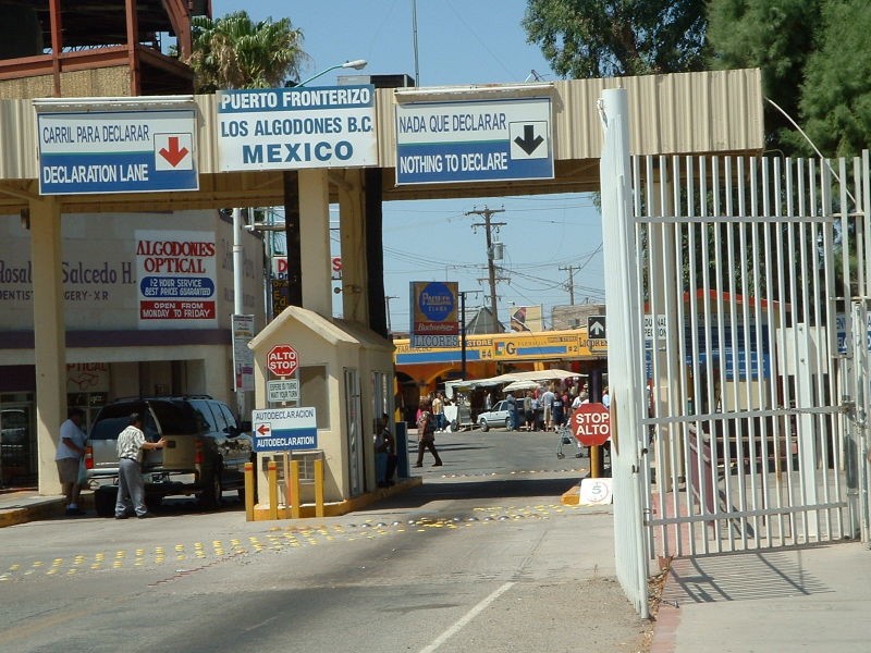 Border crossing into Los Algodones from Andrade, California.