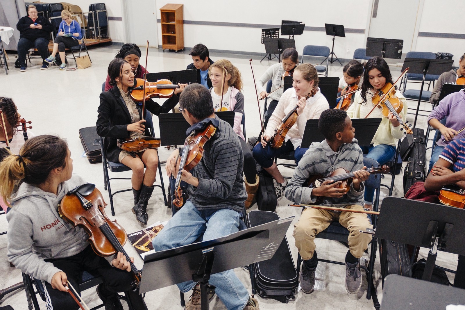 Bernabé ensayando con la Orquesta juvenil Inner City de Los Ángeles.