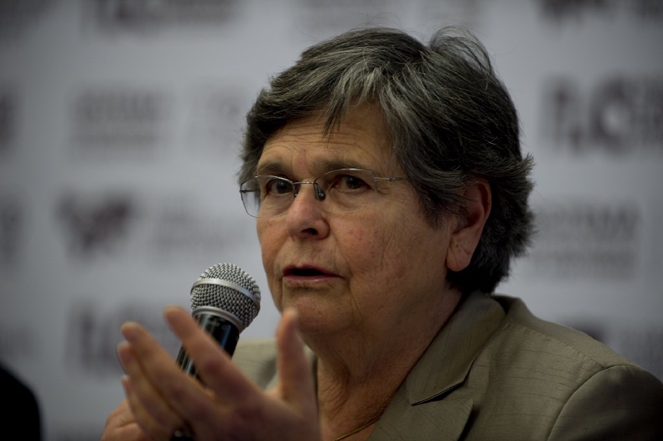 Photo showing Ruth Dreifuss speaking into a microphone