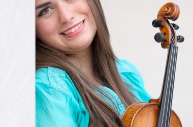 Portrait of Mariela Shaker holding her violin