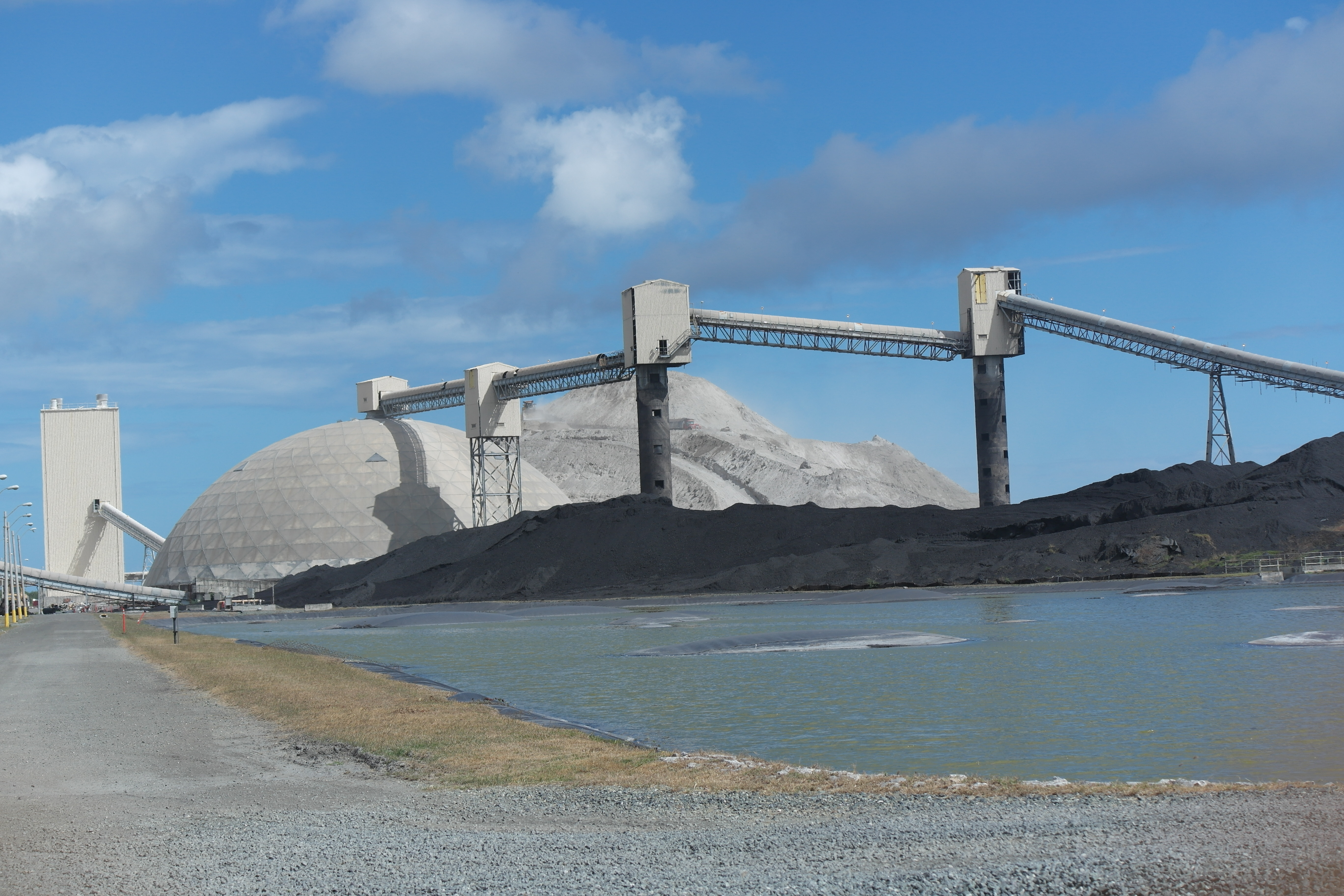 A coal ash mountain near El Coquí.