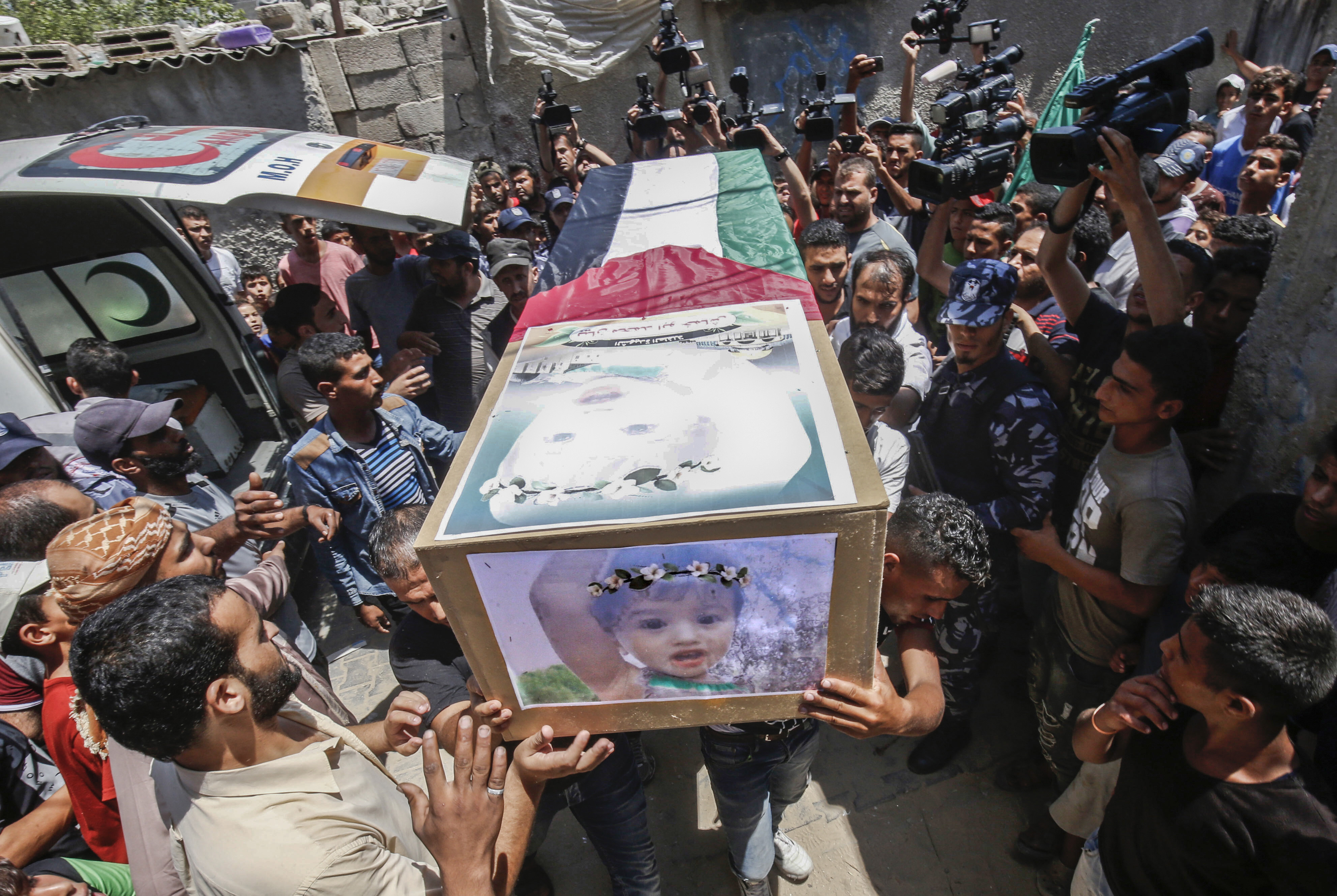 Palestinian mourners carry the bodies of 23-year-old Enas Khammash and her 18-month-old daughter Bayan during their funeral in Deir Al-Balah in the central Gaza Strip on August 9th, 2018. They were killed in an Israeli airstrike.