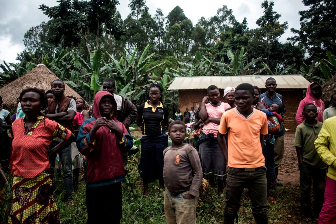 A group of Congolese look at a corpse of a suspected Ebola case being picked up, on the side of the road linking Beni to Mangina, on August 23rd, 2018, in Beni, in the North Kivu province.