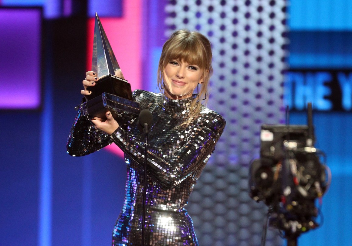 Taylor Swift accepts the Artist of the Year award during the 2018 American Music Awards at Microsoft Theater in Los Angeles on October 9th, 2018.