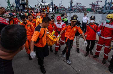 Search and rescue personnel carry a body bag containing remains of a passenger from Lion Air Flight 610 at the Tanjung Priok port on October 30th, 2018, in Jakarta, Indonesia. Rescuers have recovered bodies, body parts, and personal items in the wreckage, with all 189 passengers and crew feared dead. The flight, traveling from Jakarta to Pangkal Pinang, crashed in the Java Sea Monday morning, shortly after takeoff.