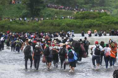 Salvadorean migrants heading in a caravan to the U.S. cross the Suchiate River to Mexico, as seen from Ciudad Tecun Uman, Guatemala, on November 2nd, 2018.