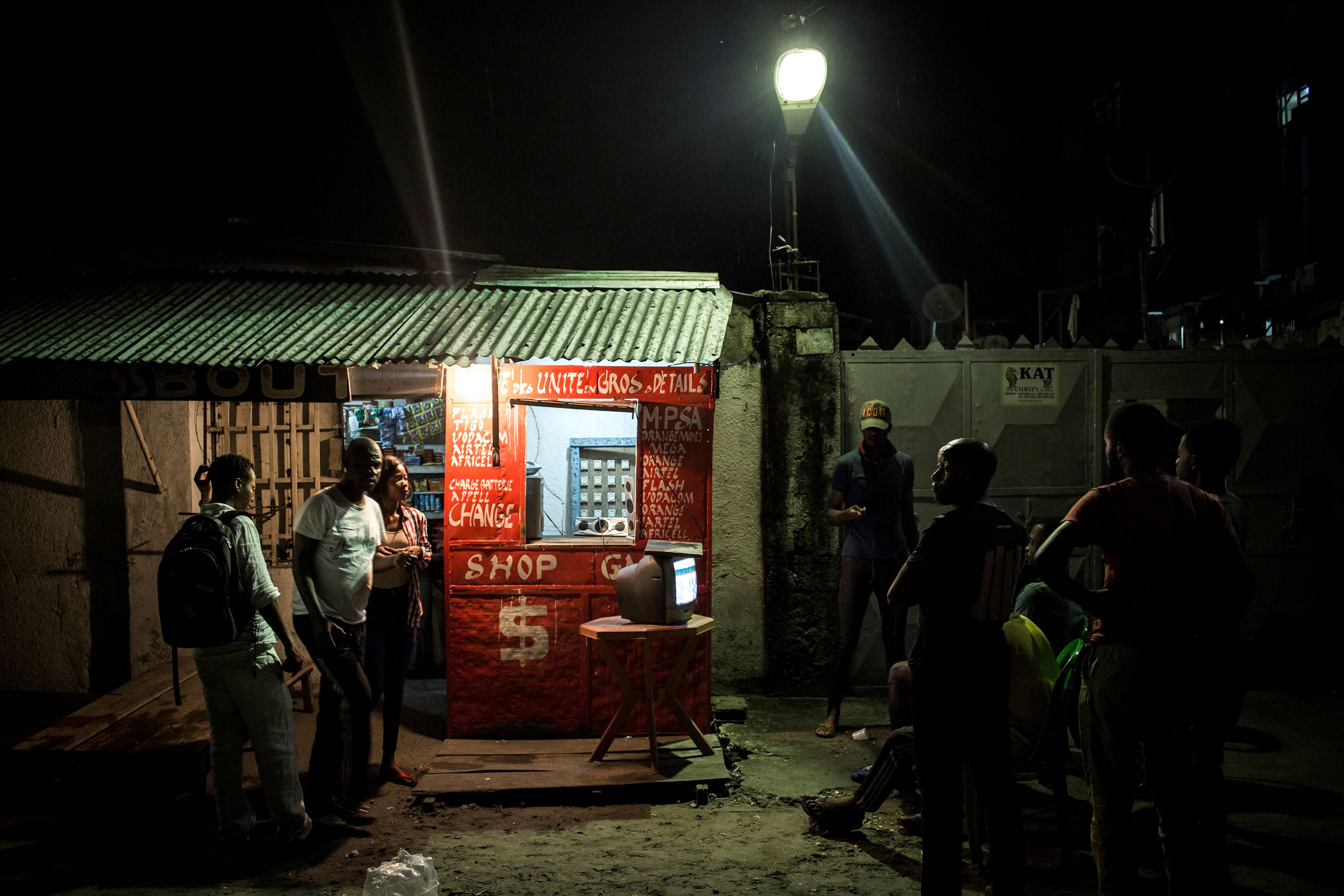 People gather around a television in the Lingwala district to watch the announcement of the presidential election results in Kinshasa on January 10th, 2019.