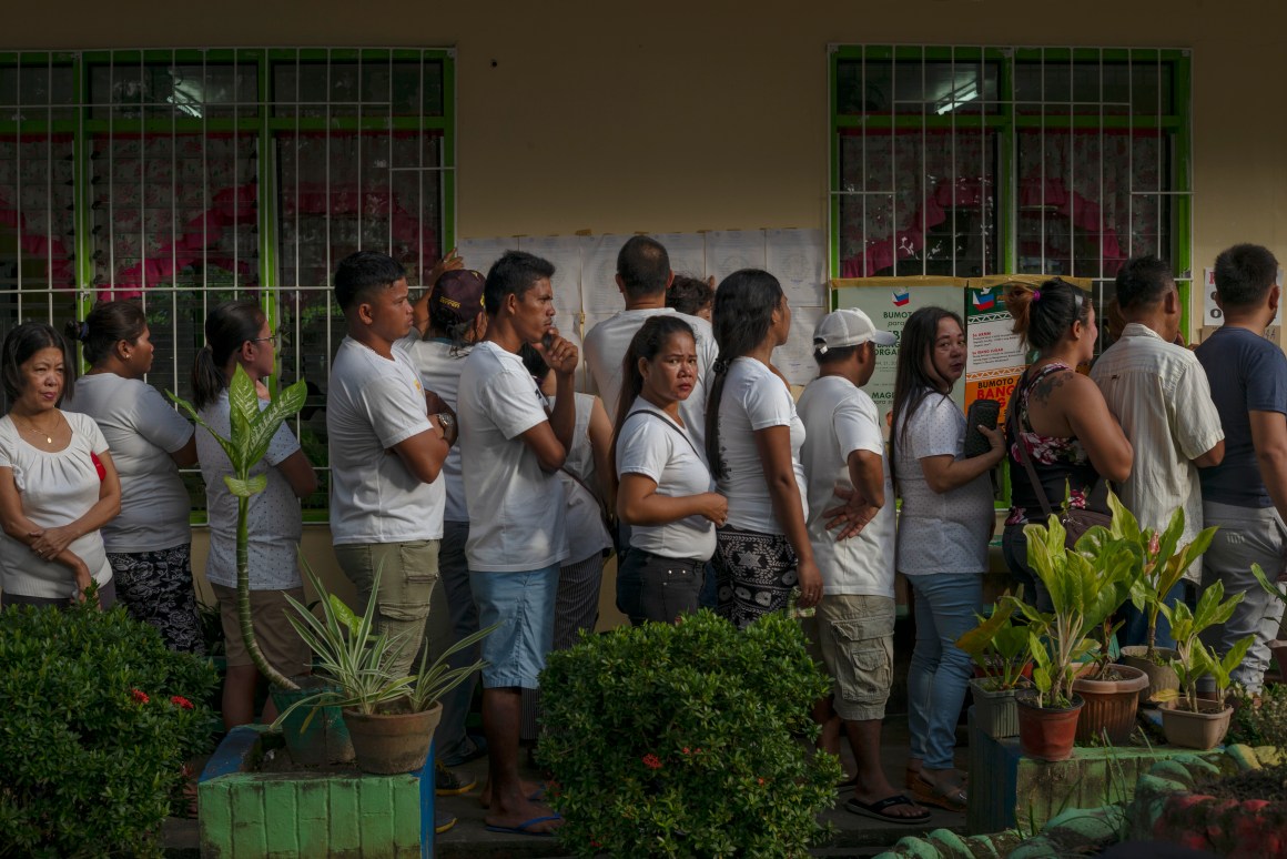 Residents flock to a local polling precinct to cast their votes on February 6th, 2019, in Tubod, Lanao del Norte, southern Philippines. Nearly three million Filipinos in the region of Mindanao are voting in a referendum that could pave the way for lasting peace in the country's Muslim-majority southern region and place them under a substantially more autonomous regional government. Based on reports, the vote could provide a political solution to decades of fighting between Islamist separatists and the Philippine army, which has left at least 120,000 people dead over years of violence.