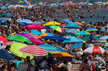 People swarm a public beach amid a heat wave in Valencia, Spain, on June 29th, 2019.