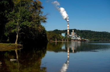 A plume of exhaust extends from the Mitchell Power Station in New Eagle, Pennsylvania, in 2013.