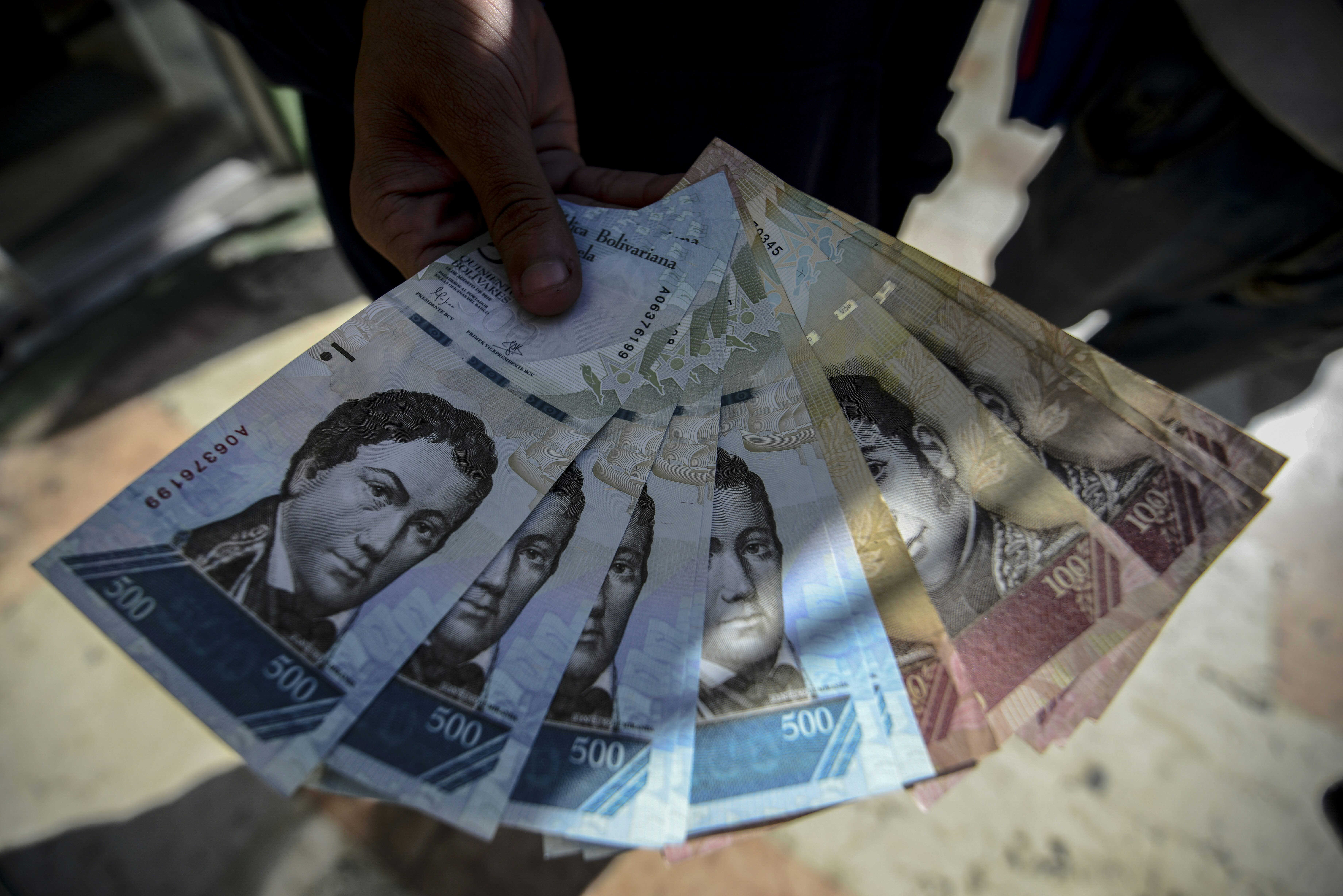 A man shows new 500-Bolivar-notes (74 cents) in Caracas on January 16th, 2017. A new family of currency will progressively come into circulation in the South American country that has the highest inflation rate in the world.