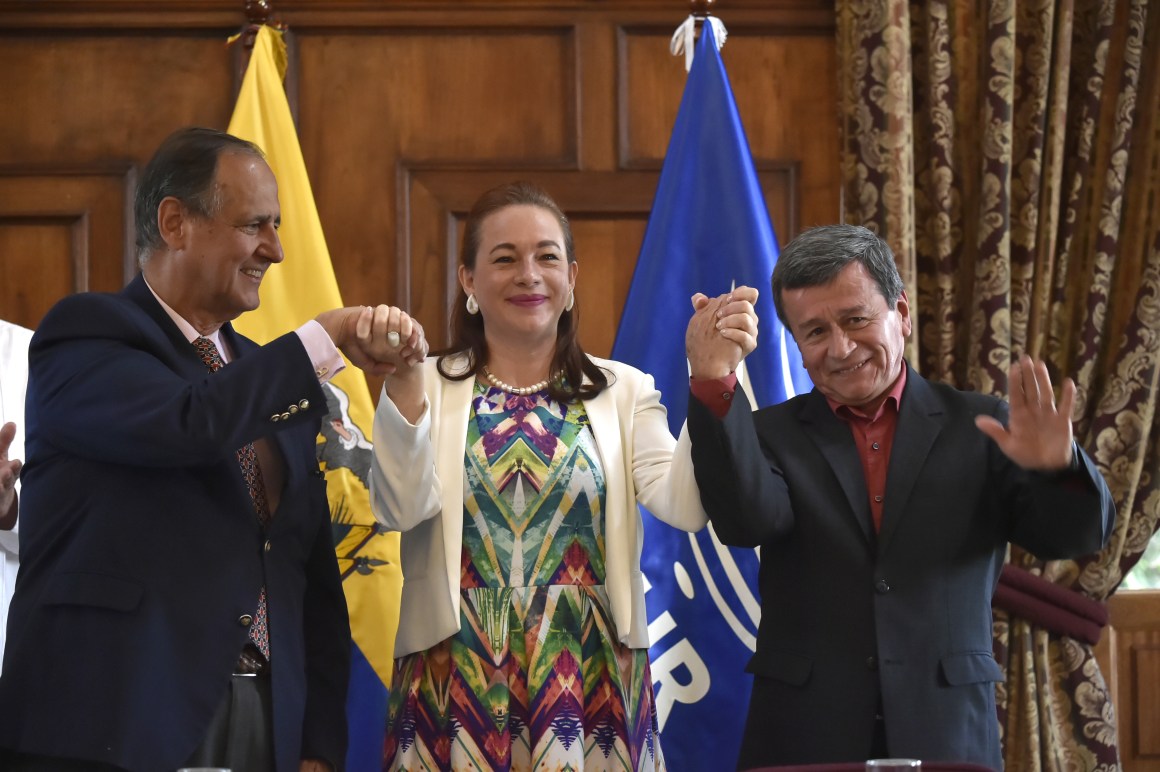 Ecuadorean Foreign Minister Maria Fernanda Espinoza raises the hands of chief negotiators Juan Camilo Restrepo and Pablo Beltran in Quito on September 4th, 2017.