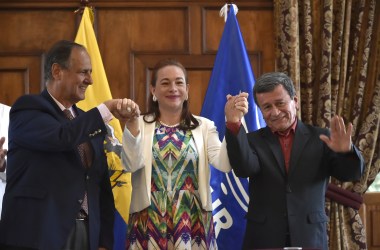 Ecuadorean Foreign Minister Maria Fernanda Espinoza raises the hands of chief negotiators Juan Camilo Restrepo and Pablo Beltran in Quito on September 4th, 2017.