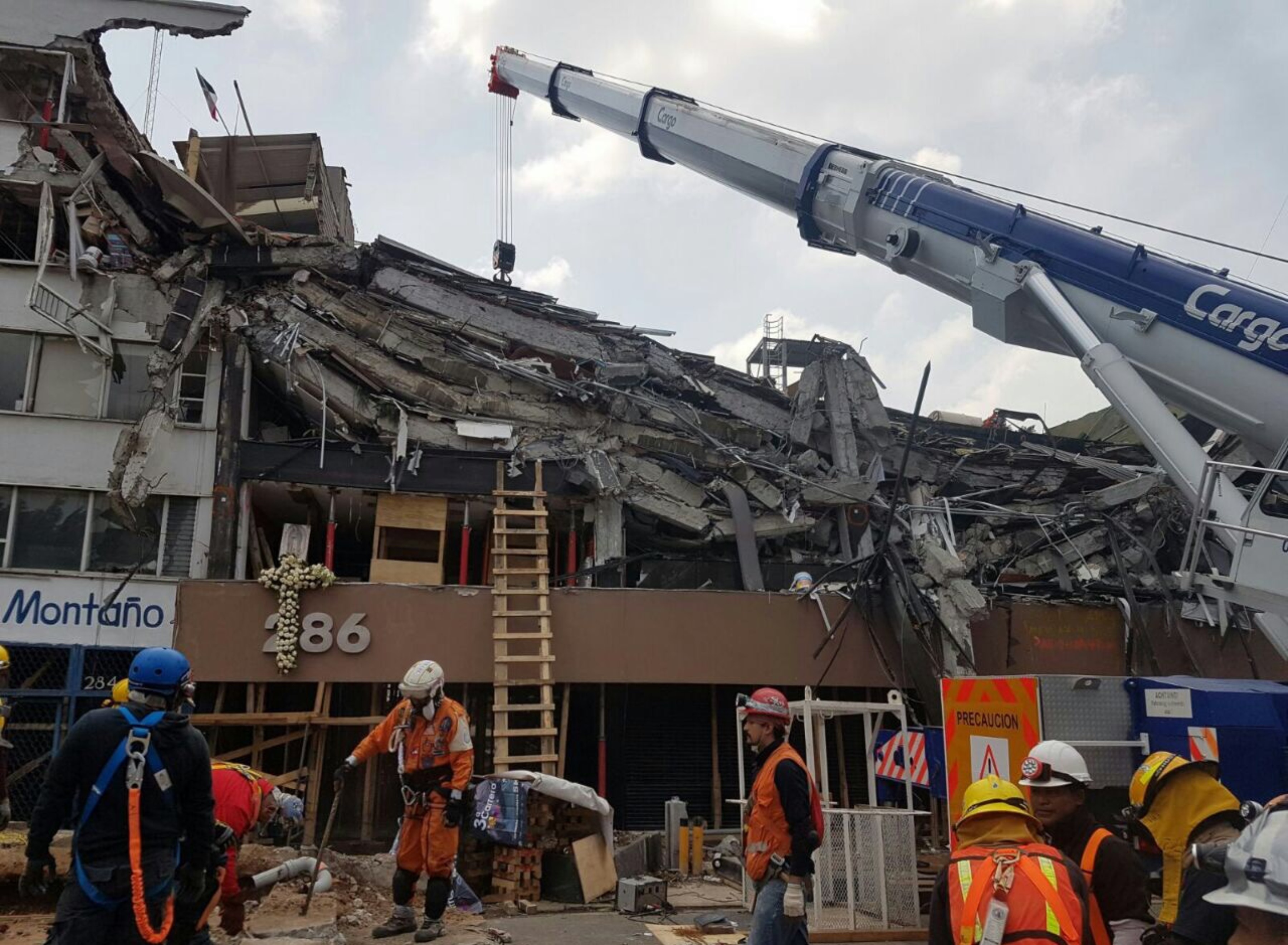 Rescuers work on the recovery of victims from the Alvaro Obregon 286 building on September 28th, 2017.