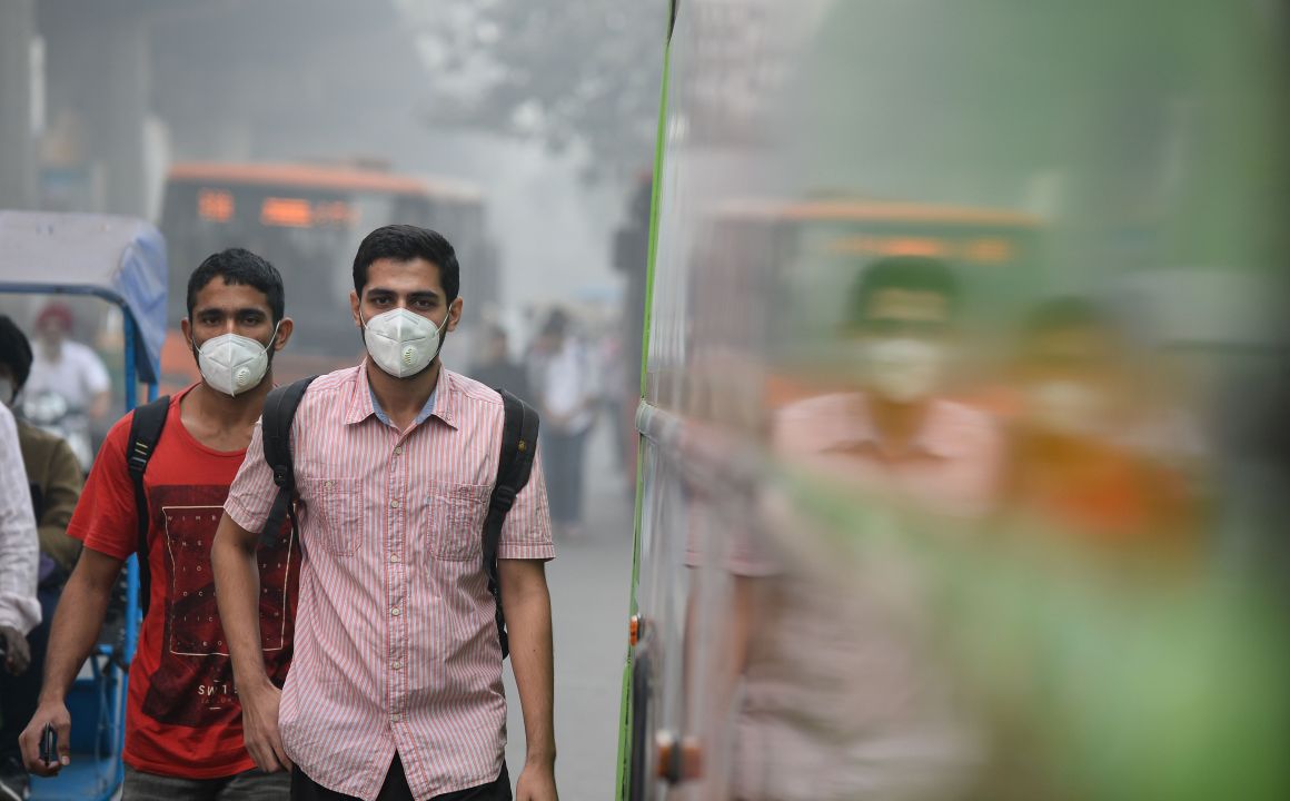 Commuters wear masks as they walk along a road amid heavy smog in New Delhi, India, on November 9th, 2017.