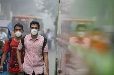 Commuters wear masks as they walk along a road amid heavy smog in New Delhi, India, on November 9th, 2017.