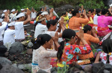 Balinese Hindus take part in a ceremony, where they pray near Mount Agung in hope of preventing a volcanic eruption, in Muntig village of the Kubu sub-district in Karangasem Regency on Indonesia's resort island of Bali on November 26th, 2017.