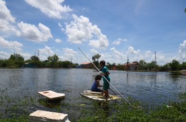 Children play in an Asunción neighborhood on January 22nd, 2018, that was flooded when the Paraguay River overflowed its banks due to heavy rains. The flooding has affected more than 18,000 people in the Paraguayan capital in the past week.