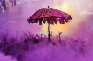 Indian devotees and foreign tourist take part in the "kapda phaar," or cloth tearing, during Holi festival celebrations in Pushkar, in the Indian state of Rajasthan, on March 2nd, 2018. Holi, the popular Hindu spring festival of colors, is observed in India at the end of the winter season on the last full moon of the lunar month.