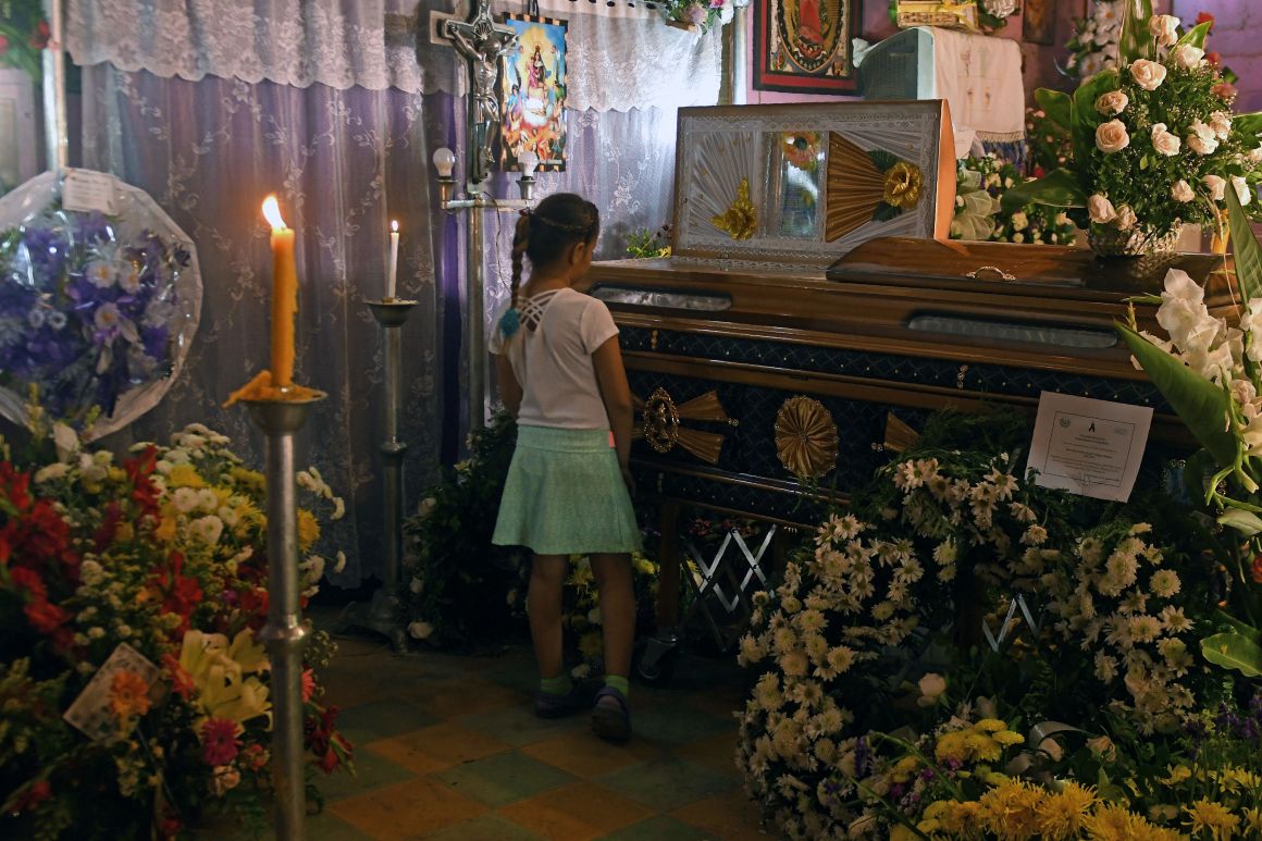 A girl grieves during the funeral of priest Walter Osmir Vásquez Jiménez, who was murdered by alleged gang members of the MS, in Lolotique, El Salvador, on April 1st, 2018.