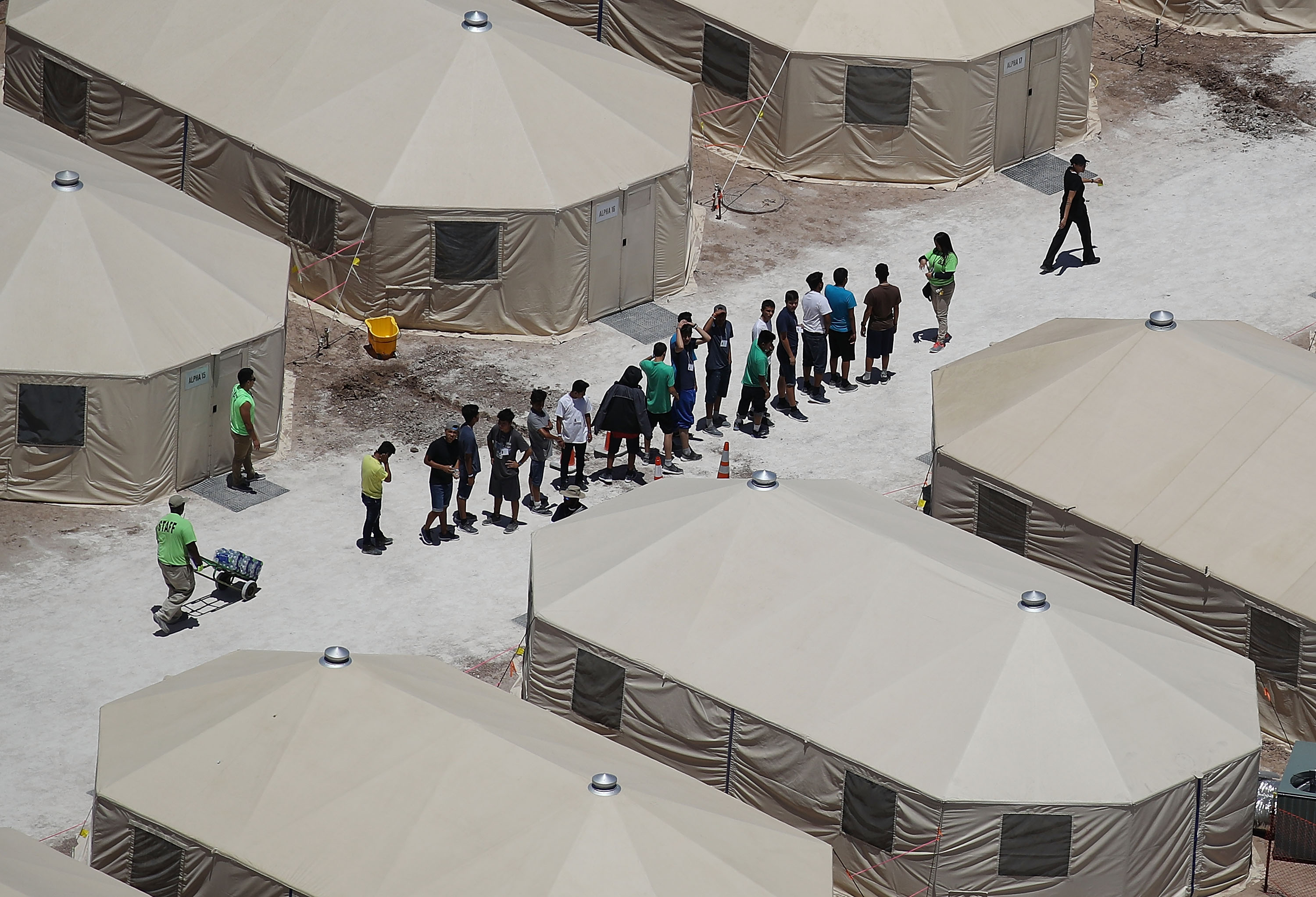 ジーナシス　eL Tent Middle Coat A Tent City in Tornillo, Texas, Housed Thousands of Migrant