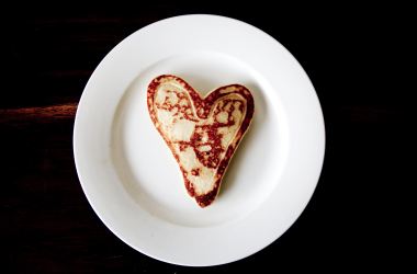 toast dessert heart plate pancake