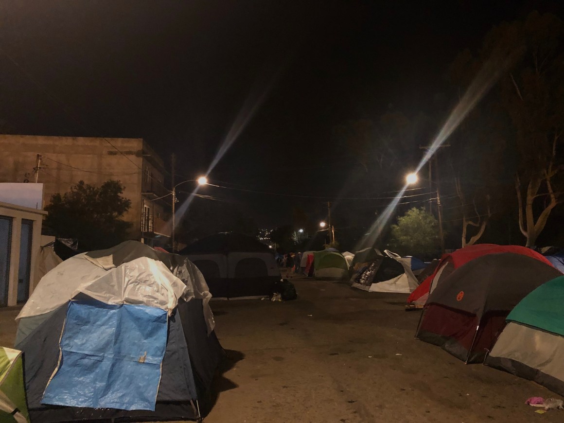 Even though the migrant shelter at Benito Juárez sports complex was closed and condemned as unsanitary, over 300 migrants remain camped on the street outside the complex.