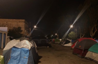 Even though the migrant shelter at Benito Juárez sports complex was closed and condemned as unsanitary, over 300 migrants remain camped on the street outside the complex.